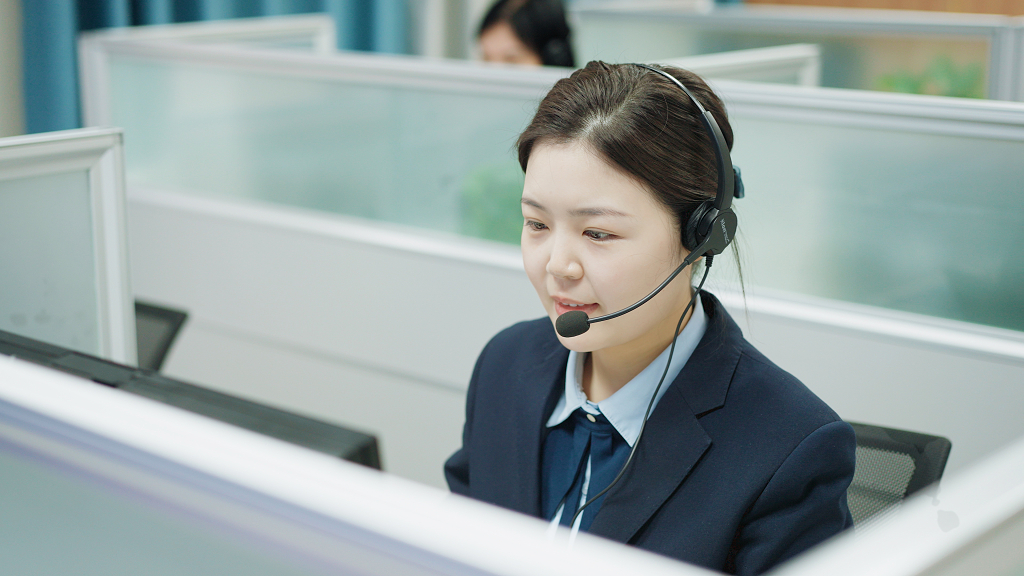 女生客服打电话回访售后电话