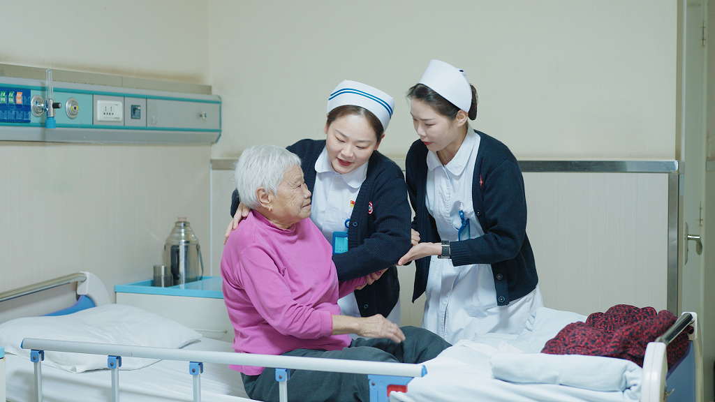 医院护士扶起住院的老人关心关爱养老