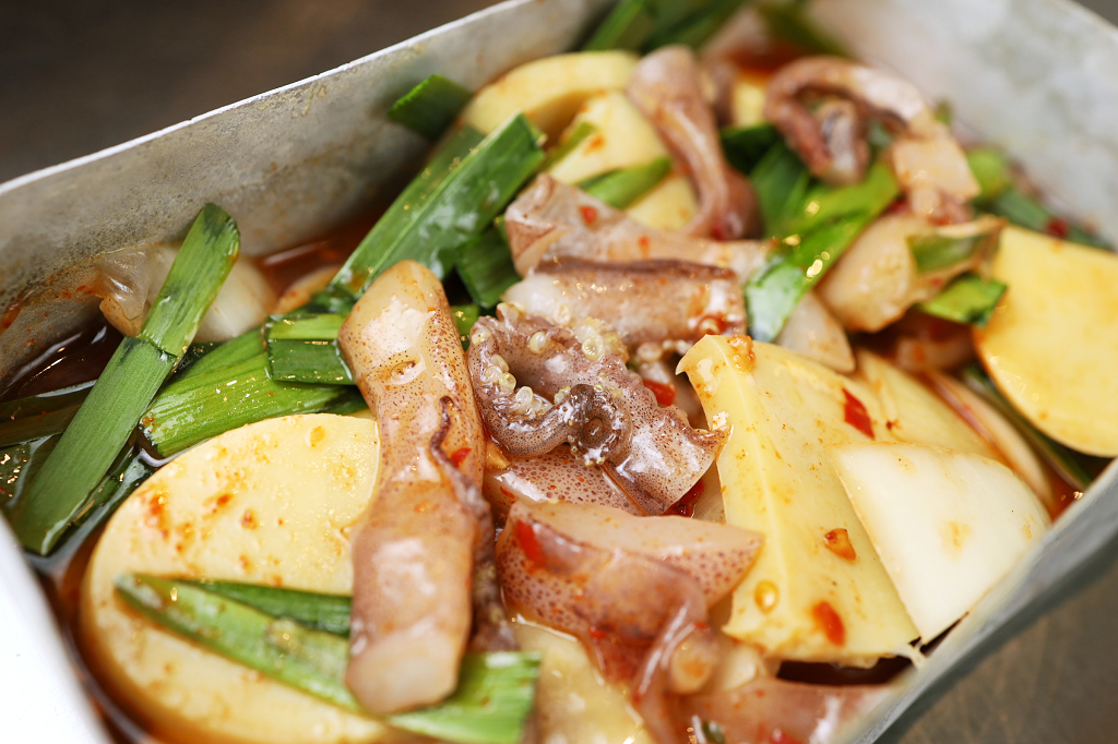 饭盒蒸鱿鱼美食摄影鱿鱼特写