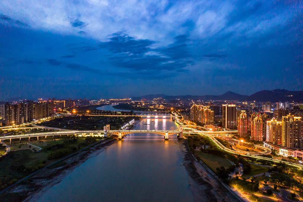 福建泉州城市夜景灯光航拍图