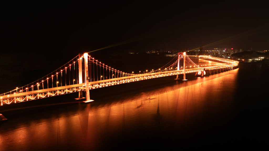 大连星海跨海大桥倒影灯光