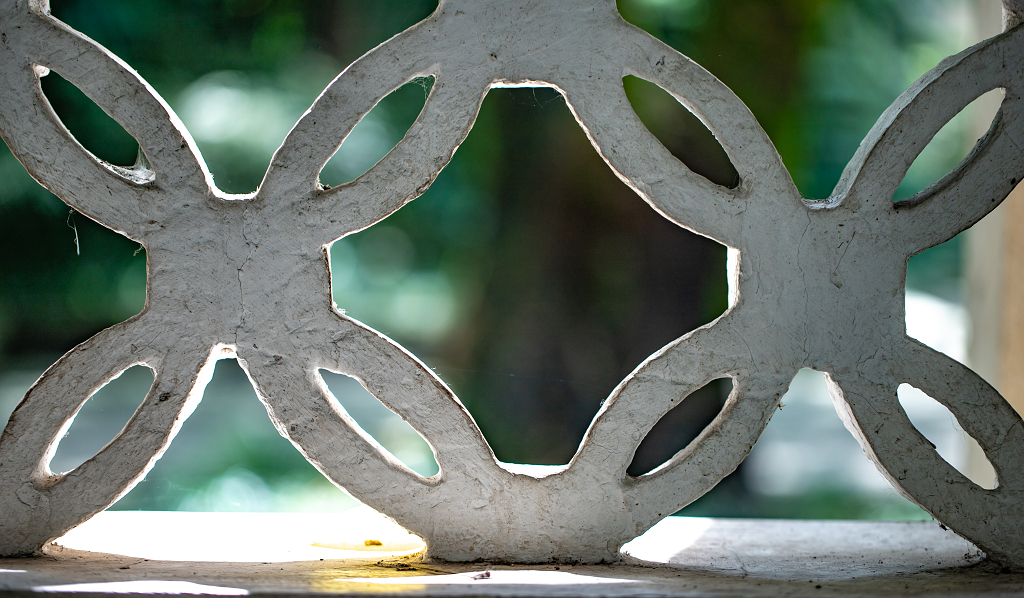 阳光洒在镂空的窗框上