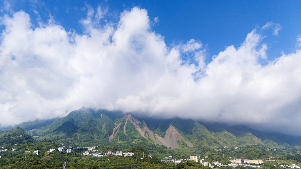 航拍蓝天白云下的贵州百车河小镇的民宿