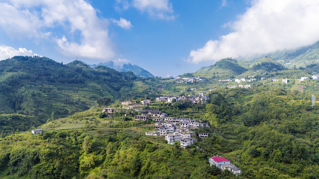航拍大山间的小山村