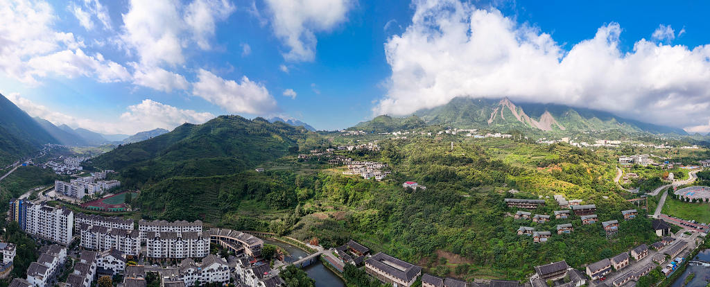 航拍大山深处的避暑胜地百车河全景图