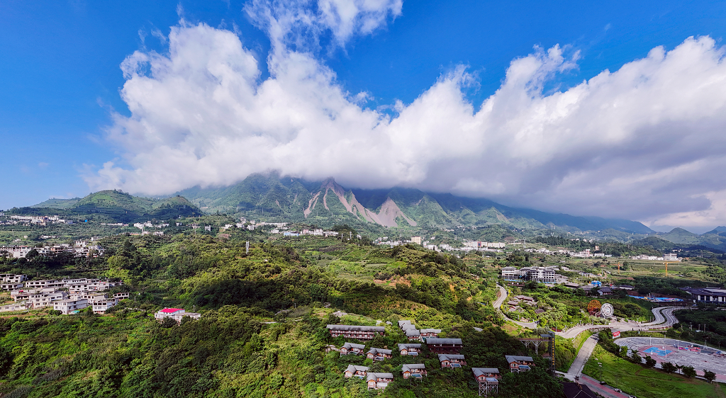 航拍大山深处的避暑胜地百车河全景图