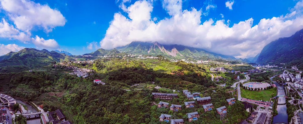 航拍大山深处的避暑胜地百车河全景图