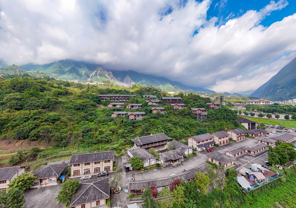 航拍蓝天白云下的贵州百车河小镇的民宿