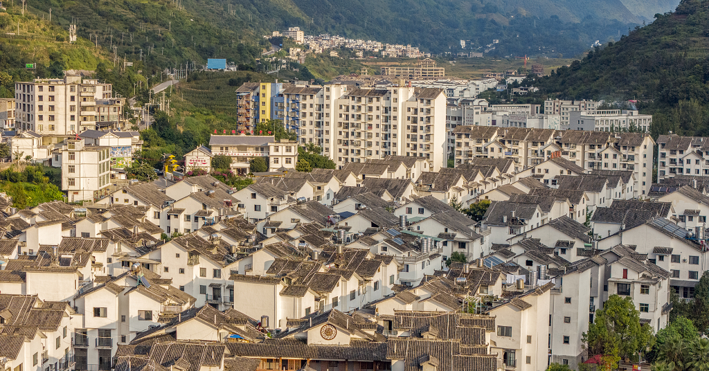 日落时分航拍百车河新农村的特色房屋