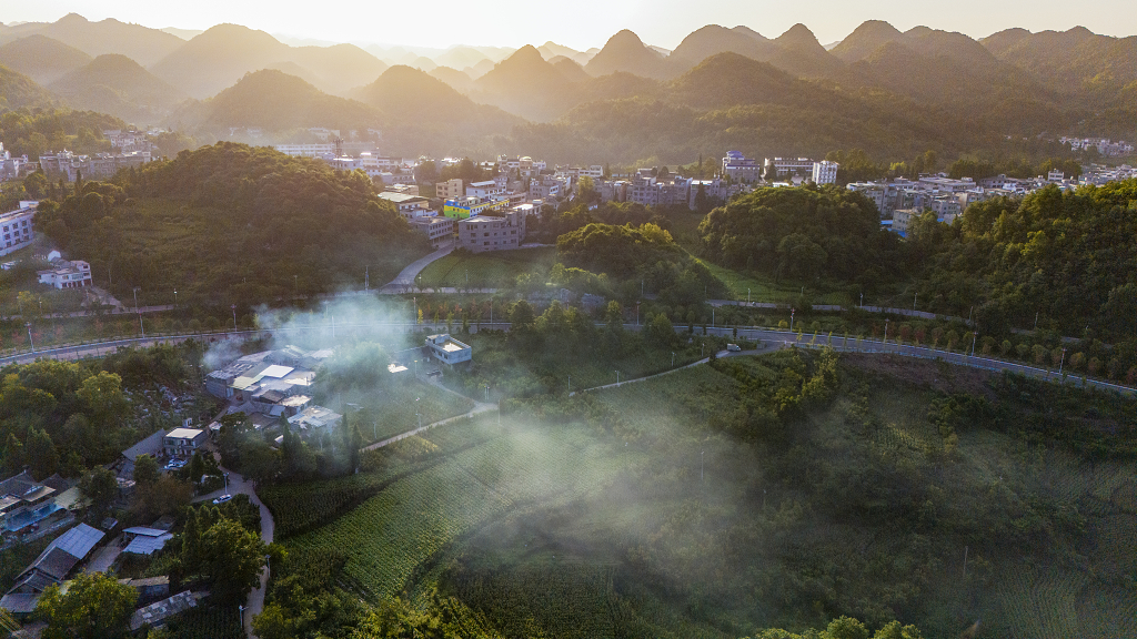 夏日的清晨群山间的小山村里寥寥炊烟