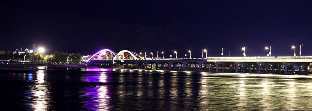 夜色下的拉萨柳梧大桥