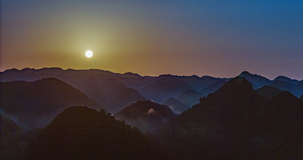 夏日的清晨航拍群山间的薄雾和初升的太阳