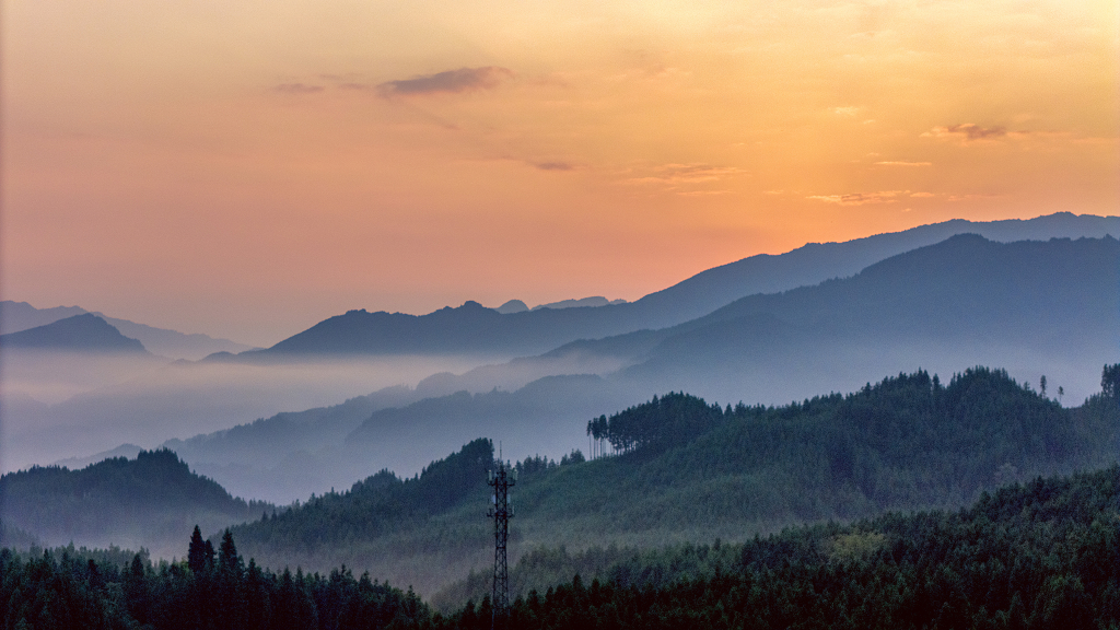 夏日的清晨航拍大山深处的云雾和橘黄色的天空