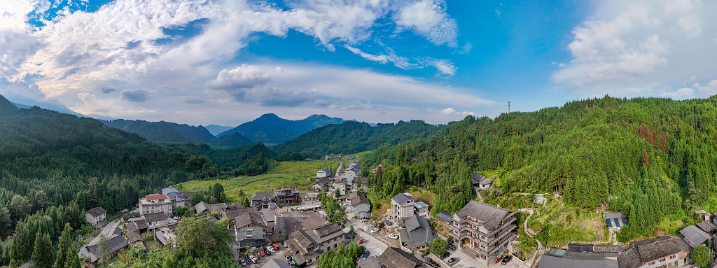 航拍蓝天白云下的小山村