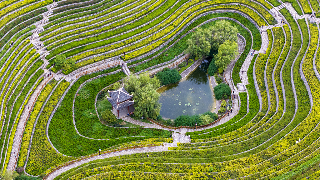 航拍贵州奢香古镇梯田和房屋及小路