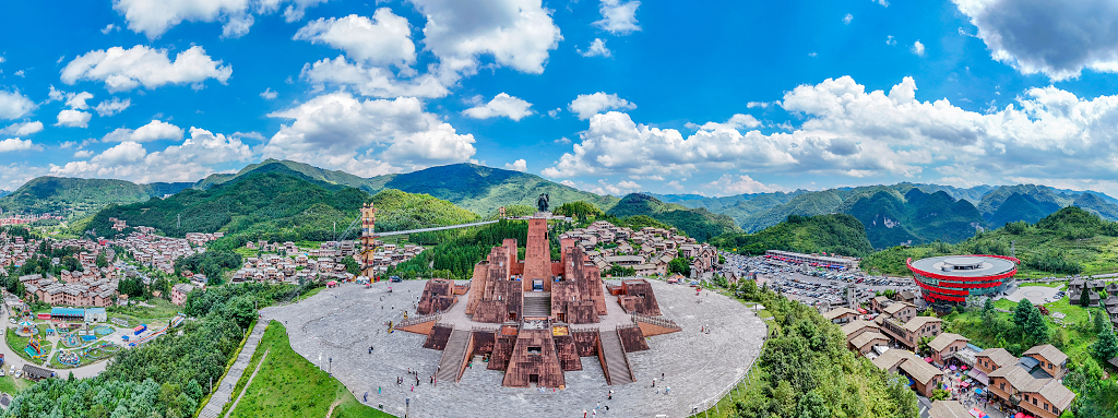 晴朗的夏日航拍蓝天白云下的贵州彝族村全景图