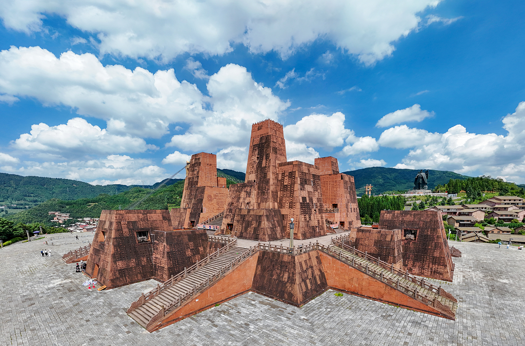 晴朗的夏日航拍蓝天白云下的贵州彝族村