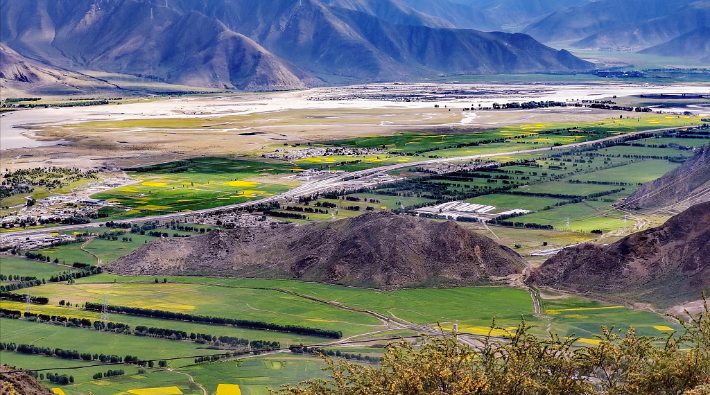 俯瞰拉萨河畔的农田和山丘