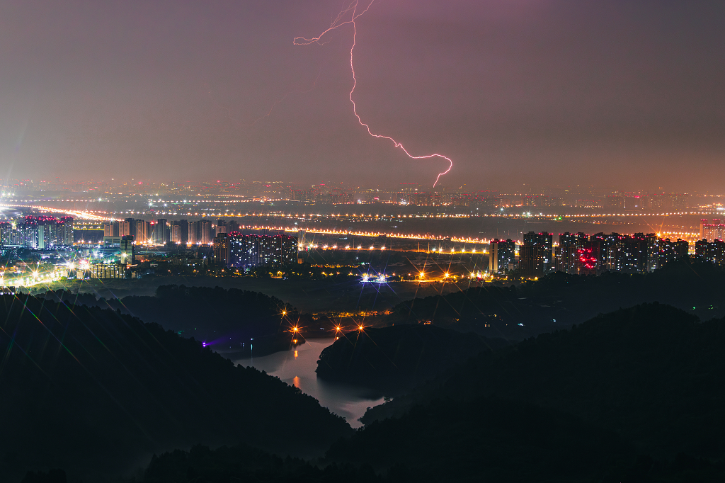 雷电在夜晚城市上空划落