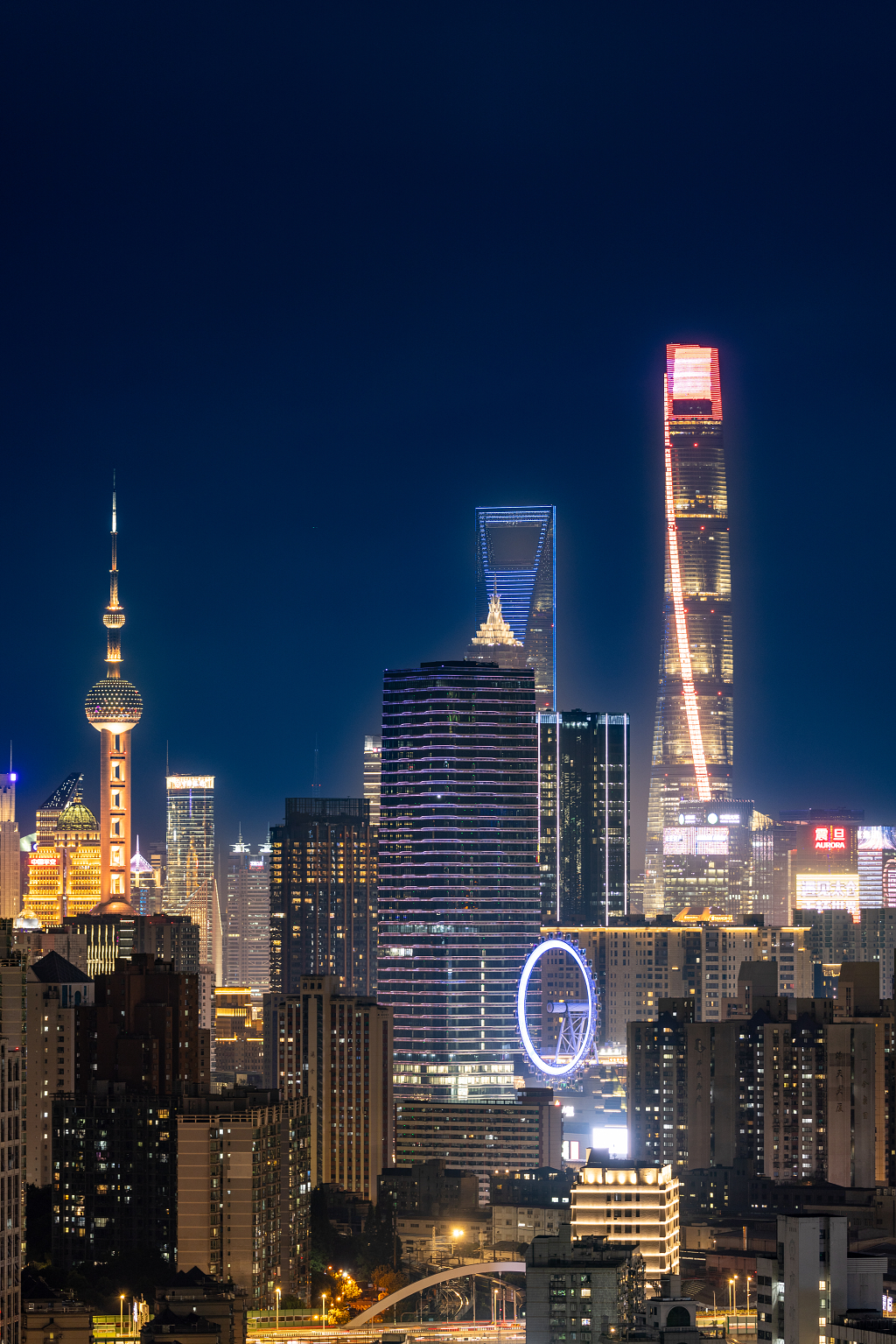 一个平视的角度拍摄到上海的中心大厦东方明珠摩天轮聚集在一起