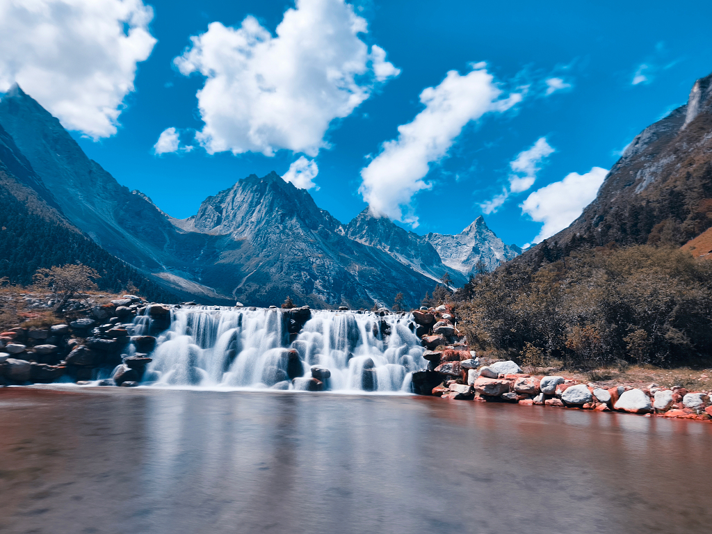 蓝天白云下的高山流水