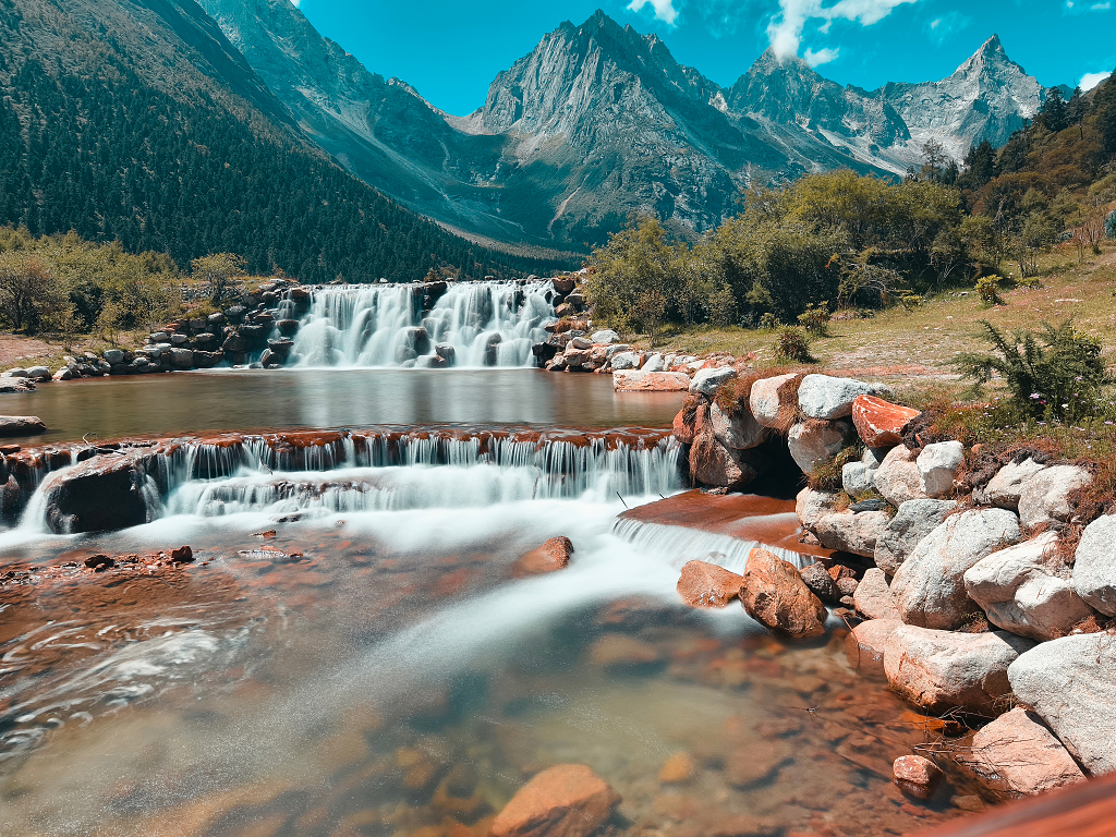 蓝天下的高山流水