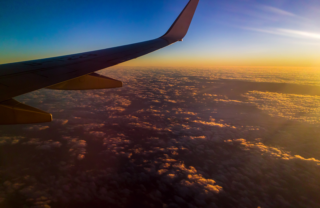 从飞机上拍摄日落时分的太阳彩云和机翼