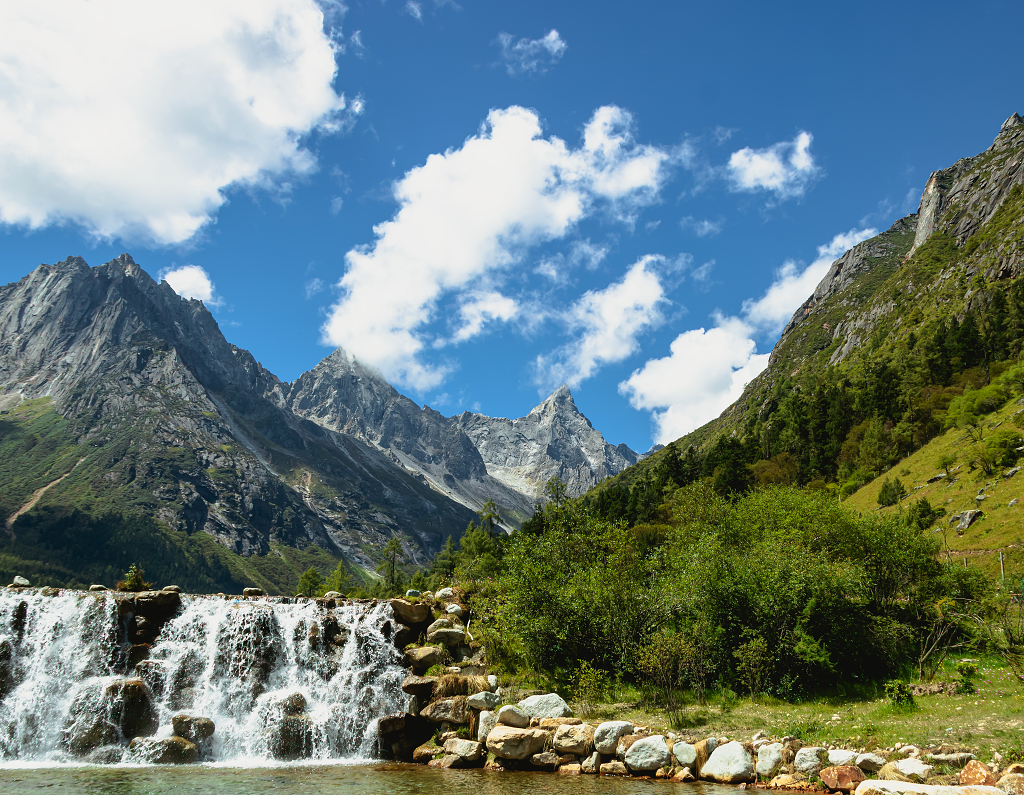 蓝天白云下的高山流水