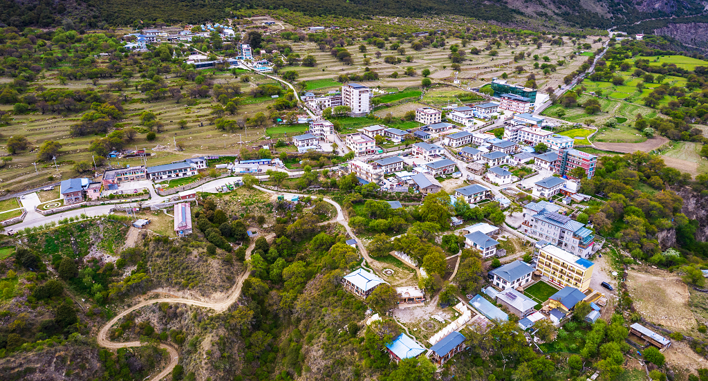 航拍西藏林芝新农村建设索松村