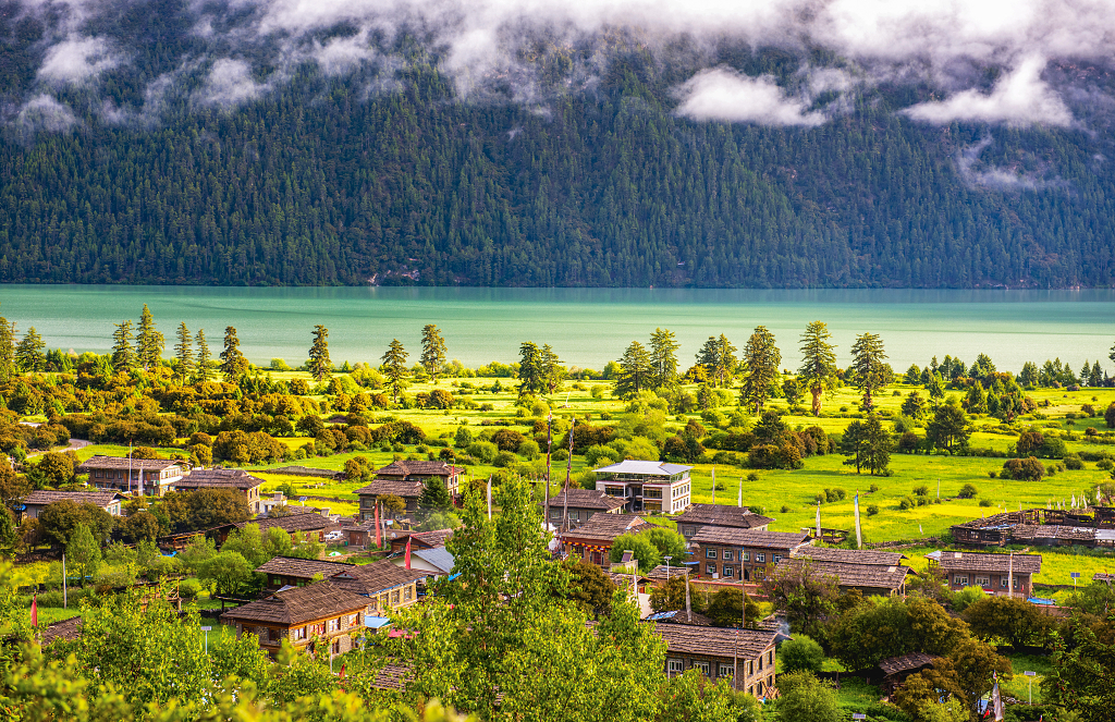 夏日的清晨云雾缭绕的山下的河流及小山村