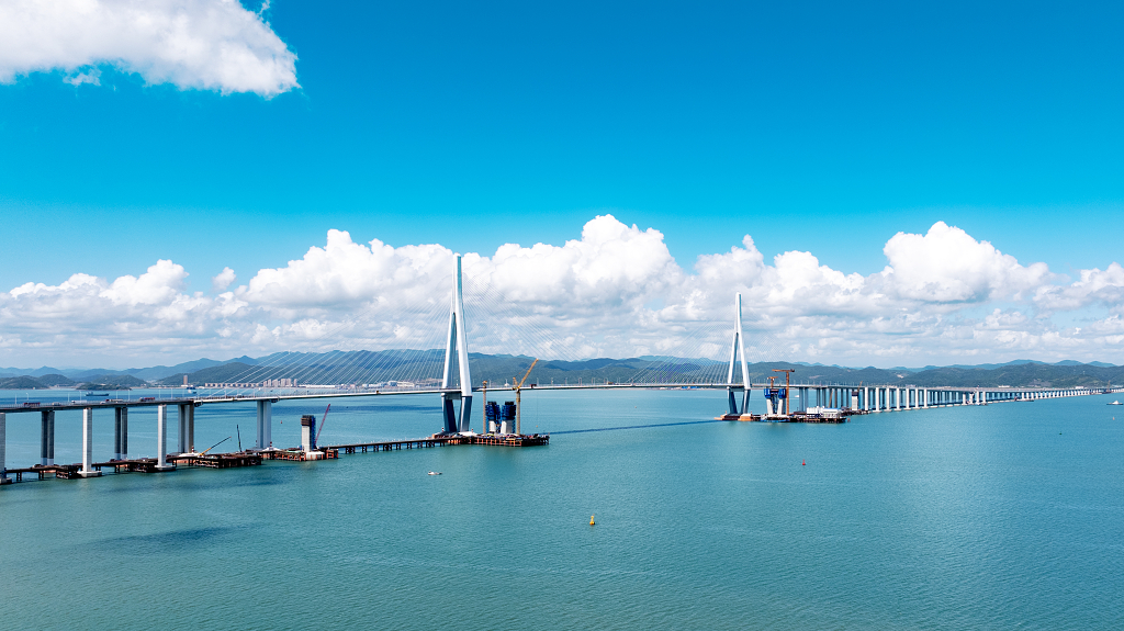 浙江宁波象山台风来临前蓝天下的象山港大桥