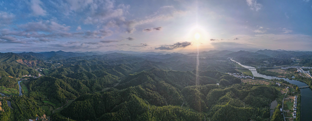 清晨日出阳光山脉山峰乡村振兴江西婺源自然风景