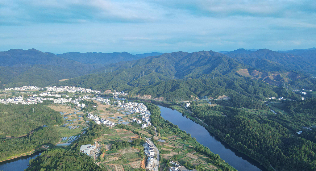 蓝天白云下村庄房屋乡村振兴电脑桌面壁纸