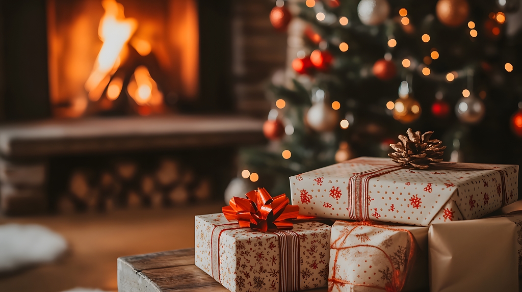 壁炉旁的圣诞礼物盒与圣诞树温馨节日场景