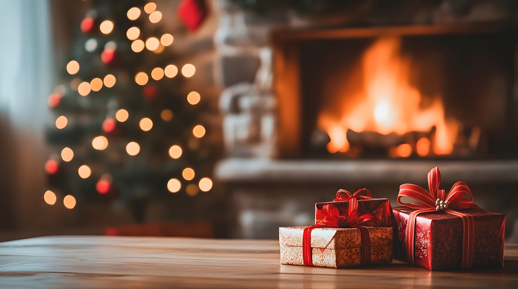 壁炉旁的圣诞树与礼物盒温馨节日氛围