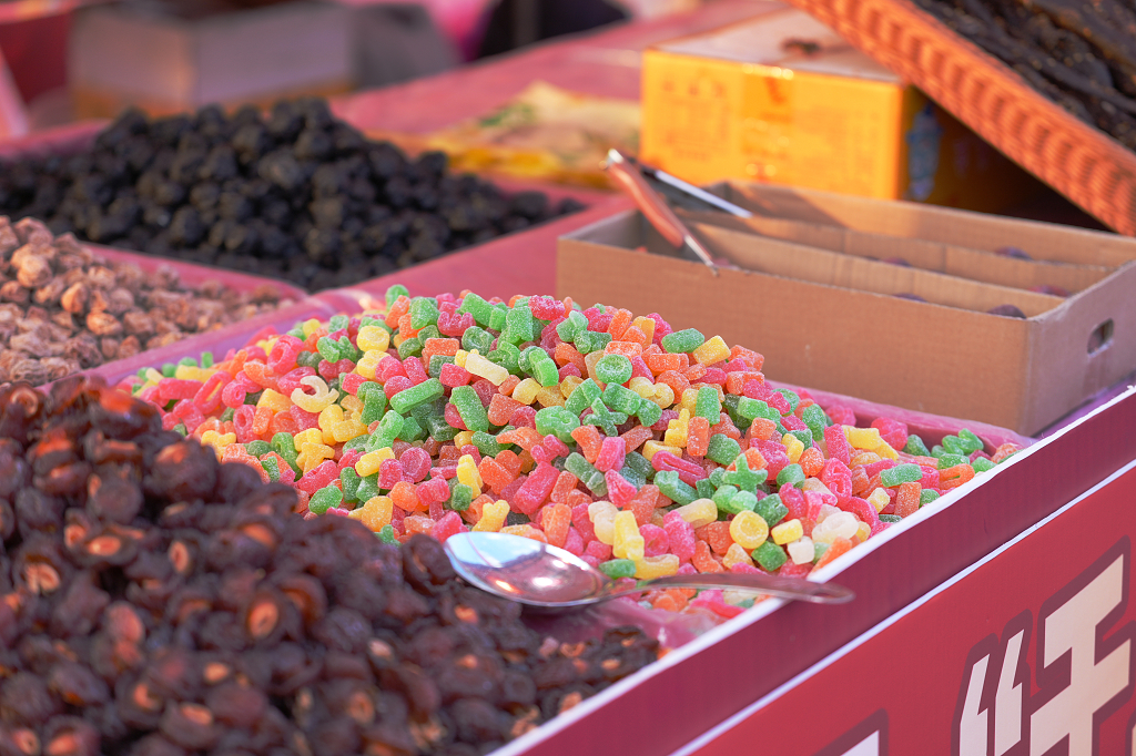 市场上的美食摊位中的糖果特写