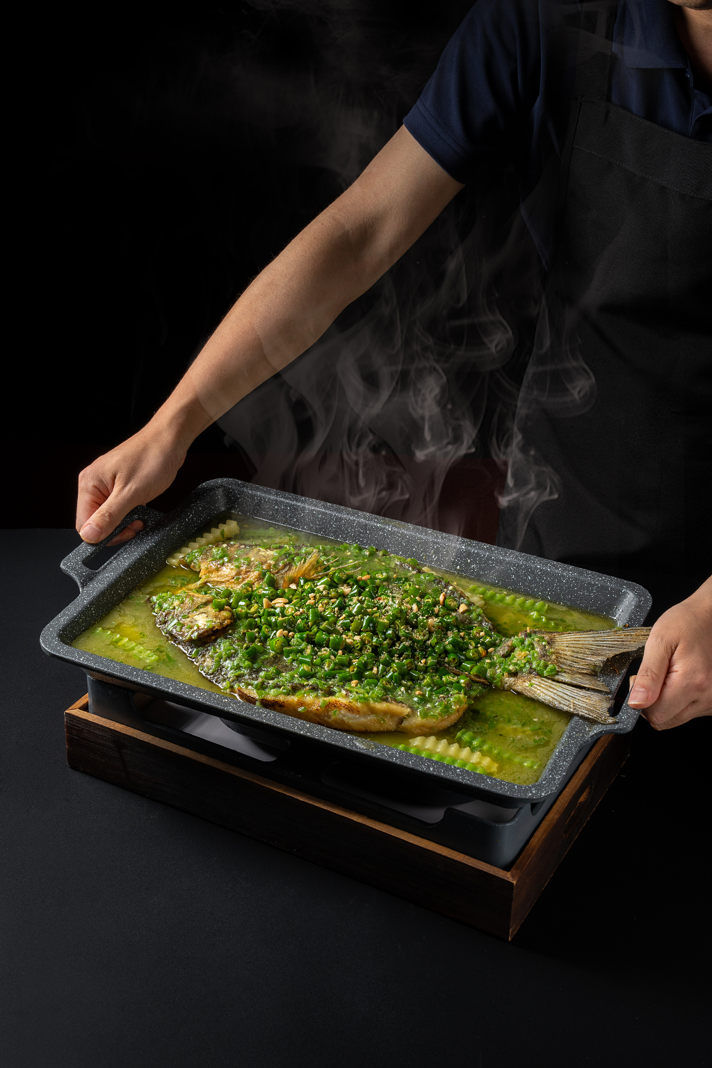 端着一盘青椒烤鱼