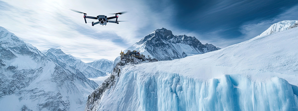 无人机在雪山上飞