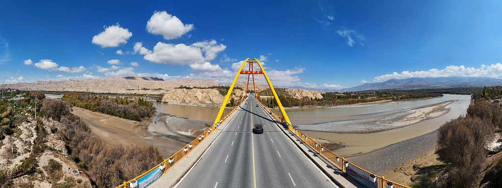 航拍蓝天白云下的青海贵德黄河大桥全景图