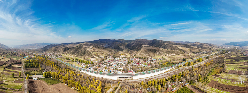 航拍青海大通鹞子沟秋色全景图
