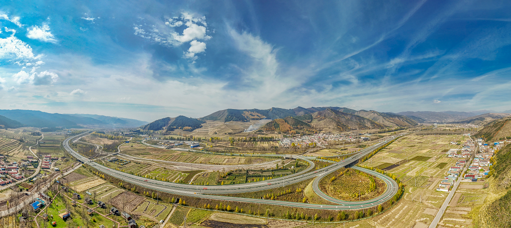 晴朗的秋日航拍青海大通东峡秋色中的高速公路