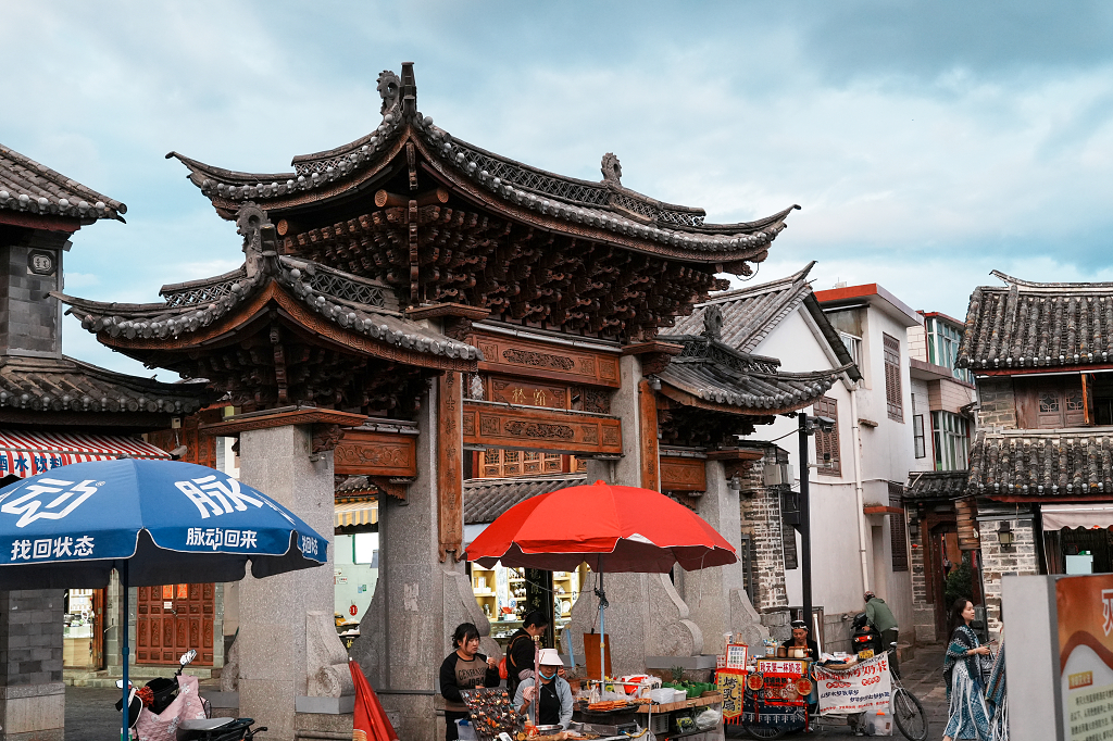 大理喜洲古镇牌坊古建筑