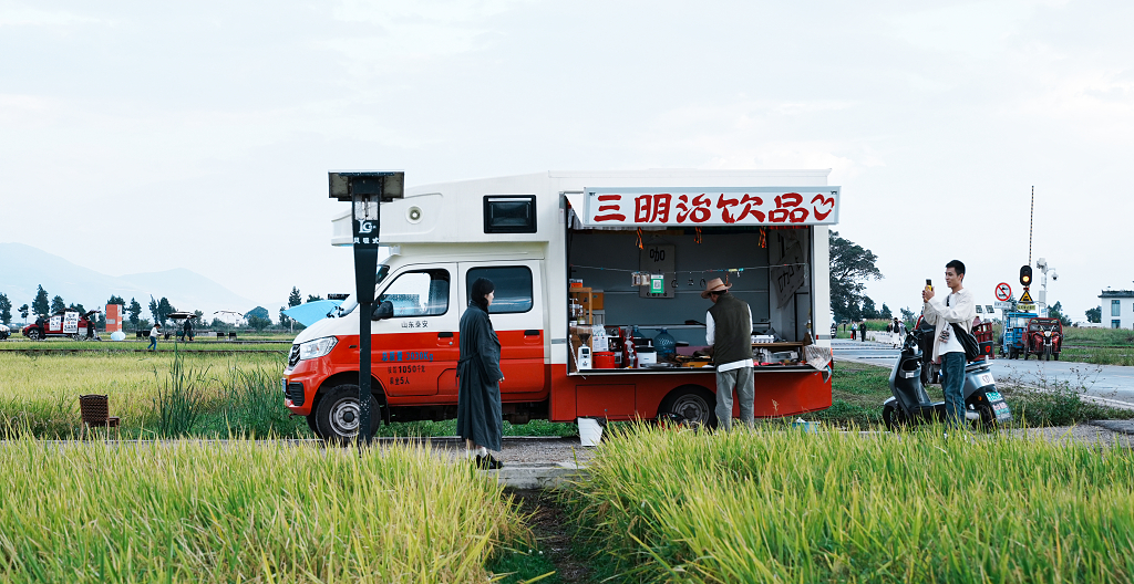 大理喜洲古镇稻田旁咖啡车农村乡村背景