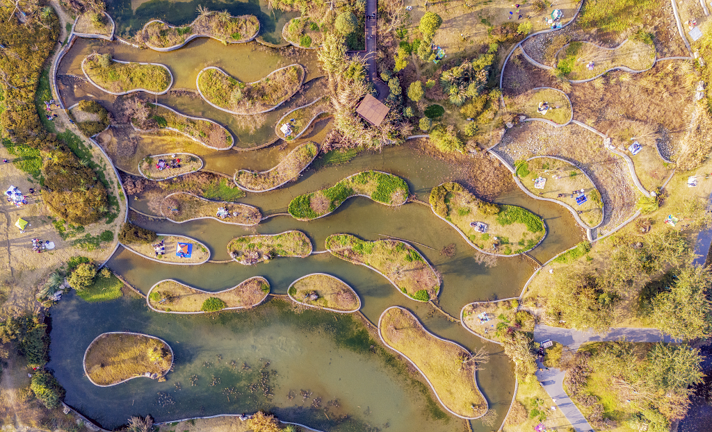 俯瞰河流中的脚印造型