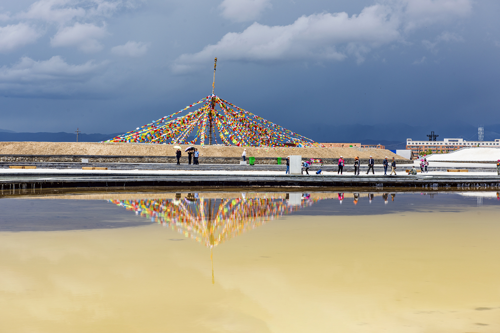 青海茶卡盐湖上的经幡倒影在湖面上
