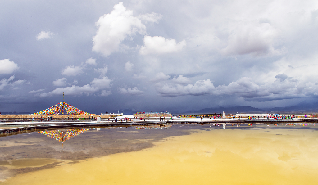 青海茶卡盐湖上的经幡倒影在湖面上