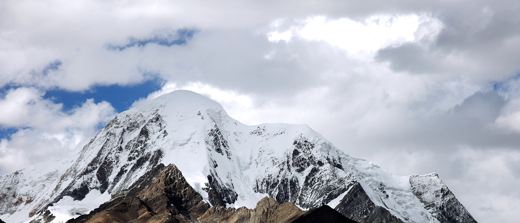 琼穆冈嘎雪山山峰