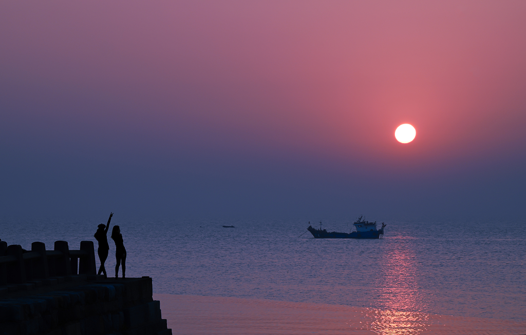 浙江嘉兴海盐观海园日出风景