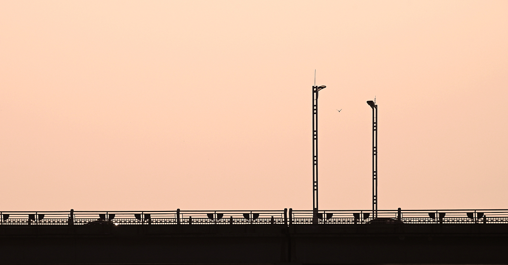 日落后的盘锦中华路桥