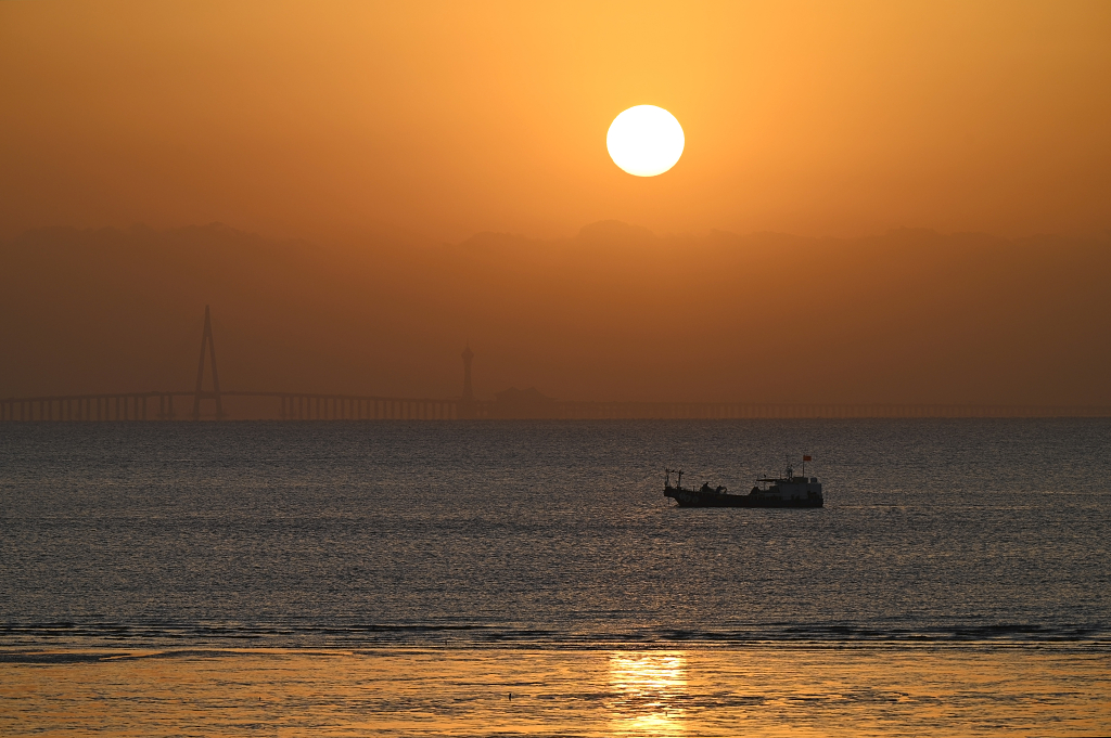 浙江嘉兴海盐杭州湾海上日出